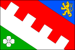 List tvoří červeno-bíle zubatě dělený kosmý pruh vycházející z první poloviny žerďového a horního okraje do druhé poloviny vlajícího a dolního okraje listu. Bílý pruh má čtyři čtvercové zuby a pět stejných mezer. Horní vlající pole je modré se žlutým lvem ve skoku s červenou zbrojí, dolní žerďové pole je zelené s bílým třešňovým květem. Poměr šířky k délce listu je 2_3. Vlajka Kosmonosy