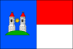 List tvoří svislý modrý žerďový pruh široký polovinu délky listu a dva vodorovné pruhy, červený a bílý. V modrém pruhu na volném zeleném návrší dvě bílé kvádrované hranolové věže se soklem, každá s oknem pod třemi střílnami, vše černé, s červenou valbovou střechou se žlutými makovicemi. Mezi věžemi žlutá ohnivá dělová koule. Poměr šířky k délce listu je 2_3. Vlajka Maršovice