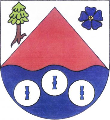 Ve stříbrno-modře sníženě vlnitě děleném štítě nahoře červený snížený hrot, provázený vpravo vykořeněným jehličnatým stromem přirozené barvy a vlevo modrým květem lnu, dole tři (1,2) stříbrné mlýnské kameny. Znak Bělá
