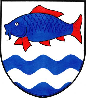 Štít vlnitě dělený, nahoře stříbrný a dole dvakrát rovněž vlnitě dělený modře a stříbrně, v horní části modrý kapr s červenými ploutvemi. Znak Bohuslavice
