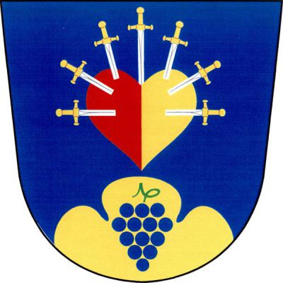 V modrém štítě nad zlatým trojvrším s modrým vinným hroznem červeno-zlatě polcené srdce se sedmi vějířovitě zabodnutými stříbrnými meči se zlatými jílci. Znak Břestek