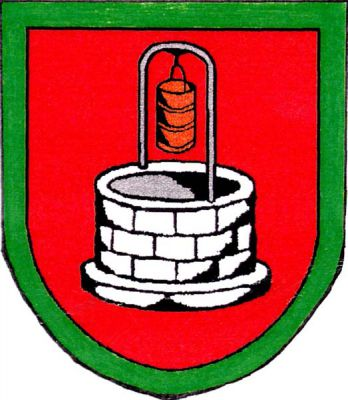 V červeném štítě se zeleným lemem stříbrná okrouhlá kvádrová studna s okovem. Znak Březí