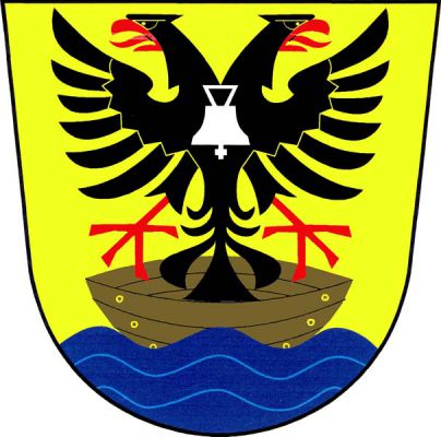 Ve zlatém štítě na modré vlnité patě v dřevěné loďce přirozené barvy černý orel s červenou zbrojí se stříbrným zvonem se závěsem na hrudi. Znak Časy