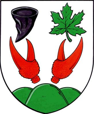 Ve stříbrném štítě nad zeleným trojvrším dvě odvrácená červená račí klepeta, nad pravým dolů obrácená černá mnišská kápě, nad levým vztyčený zelený javorový list. Znak Černá
