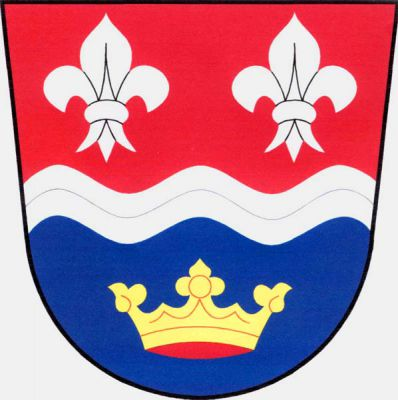 V červeno-modře děleném štítě stříbrné vlnité břevno, provázené nahoře dvěma stříbrnými liliemi a dole zlatou korunou. Znak Červené Poříčí