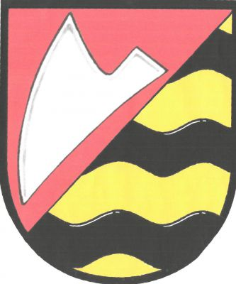 V červeno - zlatě šikmo děleném štítě vpravo šikmá stříbrná radlice, vlevo tři černá vlnitá břevna. Znak Červenka