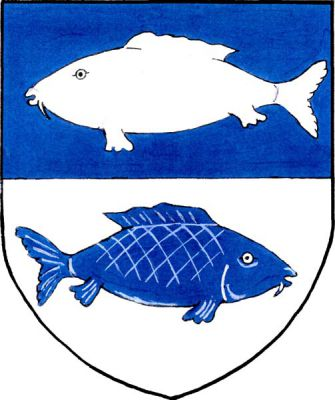 V modro-stříbrně děleném štítě ryby opačných barev, horní plovoucí doprava, dolní doleva. Znak Česká Rybná