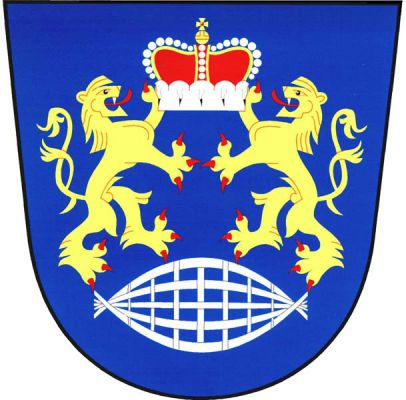 V modrém štítě nad položenou stříbrnou vrší dva přivrácení zlatí dvouocasí lvi s červenou zbrojí držící nad sebou knížecí korunu. Znak České Heřmanice