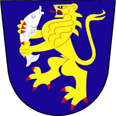 V modrém štítě zlatý lev s červenou zbrojí držící přivrácenou stříbrnou rybu. Znak Charvatce