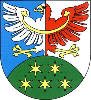 V modro-stříbrně polceném štítě stříbrno-červeně polcená orlice se zlatou zbrojí a zlatým, jetelovitě zakončeným perizoniem, vyrůstající od pařátů ze zeleného vrchu s pěti (2,3) zlatými hvězdami. Znak Chlum