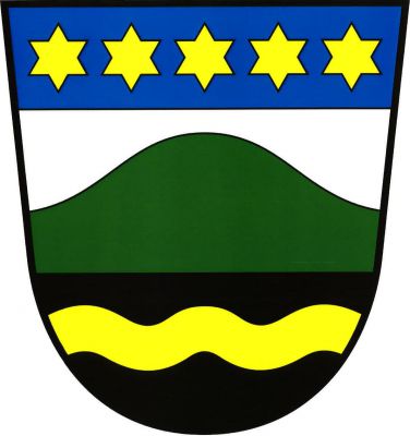 Stříbrno-černě dělený štít s modrou hlavou s pěti zlatými hvězdami. Nahoře zelený kopec, dole zlaté vlnité břevno. Znak Chlum