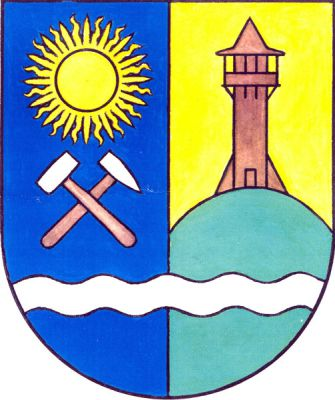 Modro-zlatě polcený štít se stříbrným sníženým vlnitým břevnem. Vpravo zlaté slunce a pod ním šikmo položené želízko křížem přeložené mlátkem, obojí stříbrné na hnědých topůrkách. Vlevo na zeleném vrchu dřevěná rozhledna se střechou přirozené barvy. Znak Chotilsko