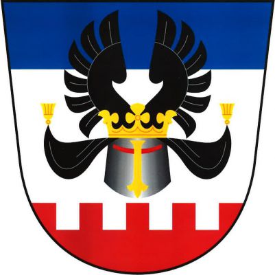 Ve stříbrném štítě s modrou hlavou nad červenou cimbuřovou patou čelně postavená korunovaná hrncová přilba přirozené barvy s černými přikrývadly nesoucí rozevřená černá křídla. Znak Chrást