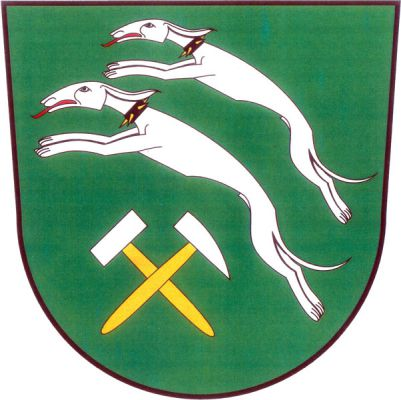 V zeleném štítě nad kosmým mlátkem, šikmo přeloženým želízkem, obojí stříbrné se zlatými topůrky, dva nad sebou vyskakující stříbrní chrti s červenými jazyky a černými obojky se zlatými trny. Znak Chrtníky