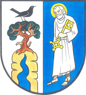 Ve stříbrno-modře polceném štítě vpravo zlatá skála s modrým pramenem, s vyrůstající borovicí přirozené barvy, na níž stojí doleva obrácený černý pták. Vlevo svatý Petr ve stříbrném šatě, držící v levé ruce vztyčený zlatý gotický klíč. Znak Chvaleč