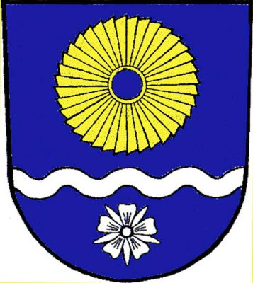 V modrém štítě nad sníženým stříbrným vlnitým břevnem zlaté oběžné kolo turbíny, dole stříbrný květ koukolu. Znak Dětmarovice