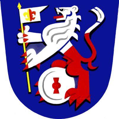 V modrém štítě stříbrno-červeně šikmo dělený lev s červenou zbrojí a jazykem, držící v předních tlapách na zlaté žerdi stříbrný praporec s ocasem se žluto-červeně polcenou lilií a mezi zadními tlapami stříbrný mlýnský kámen s postavenou červenou kypřicí. Znak Dlouhé