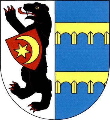 Ve stříbrno-modře polceném štítě vpravo černý medvěd s červenou zbrojí ve skoku, na levé tlapě s červeným gotickým štítem s hvězdou a dorůstajícím půlměsícem, obojí zlaté. Vlevo nad sebou dva zlaté mosty se třemi oblouky a čtyřmi pilíři. Znak Dobroměřice