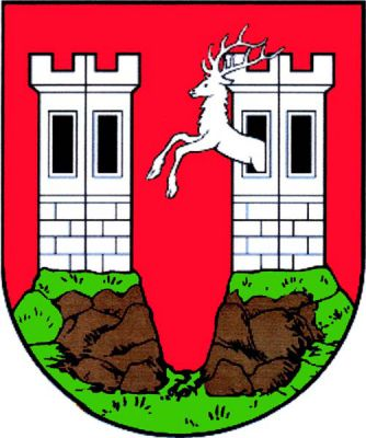 V červeném štítě na zeleném trávníku dvě zelená, z vnitřní strany skalnatá návrší přirozené barvy, na každém stojí stříbrná čtyřhranná, hranou čelně otočená a v dolní polovině kvádrovaná věž s cimbuřím o třech stínkách a se dvěma černými obdélníkovými okny vedle sebe. Z pravého okna levé věže vyskakuje stříbrný jelen. Znak Doksy