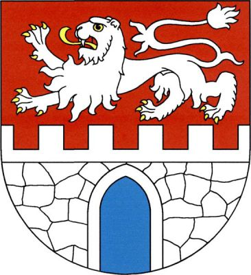 V červeném štítě nad stříbrnou hradbou z kyklopských kamenů s modrou gotickou branou a s cimbuřím vykračující stříbrný lev se zlatou zbrojí. Znak Frýdštejn