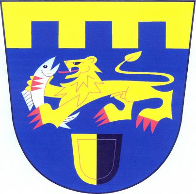 V modrém štítě se zlatou cimbuřovou hlavou zlatý kráčející lev s červenou zbrojí držící v předních tlapách stříbrnou rybu, pod ním zlato-černě polcený štítek. Znak Hamr na Jezeře