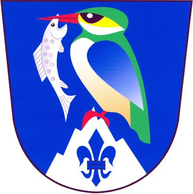 V modrém štítě na stříbrné skále s modrou lilií sedící ledňáček přirozené barvy s červenou zbrojí, držící v zobáku stříbrného pstruha. Znak Horní Řasnice