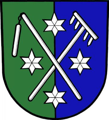 V zeleno-modře polceném štítě zkřížený cep a hrábě, provázené čtyřmi hvězdami, vše stříbrné. Znak Hostašovice