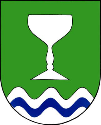 V zeleném štítu stříbrná široká číše nad třikrát stříbrno-modře vlnitě dělenou patou. Znak Karolinka