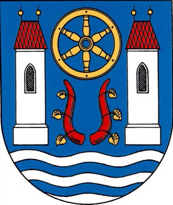 V modrém štítě nad stříbrnou vlnitou patou se dvěma modrými vlnitými břevny dvě stříbrné věže na soklu, každá s černým gotickým oknem a červenou valbovou střechou se dvěma zlatými makovicemi, mezi nimi zlaté vozové kolo a pod ním červené buvolí rohy, každý postrkaný třemi zlatými lipovými lístky. Znak Kestřany