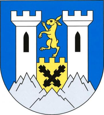 V modrém štítě na skále přirozené barvy dvě stříbrné věže, každá s cimbuřím a černým gotickým oknem, spojené zlatou hradbou se dvěma zkříženými černými ostrvemi. Na hradbě zlatý zajíc ve skoku. Znak Klapý