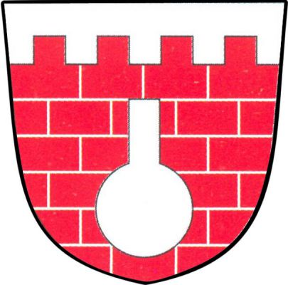 Ve stříbrném štítě zvýšená červená kvádrovaná hradba s cimbuřím a prázdnou klíčovou střílnou. Znak Klenovice na Hané