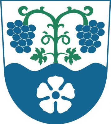 Ve stříbrno - modře vlnitě děleném štítě nahoře na vyrůstajícím zeleném stonku se dvěma listy dva svěšené modré vinné hrozny, dole stříbrná růže s modrým semeníkem. Znak Kly