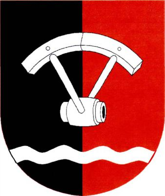 V černo-červeně polceném štítě nad sníženým stříbrným vlnitým břevnem stříbrný korbel. Znak Kornatice