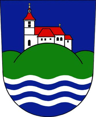 V modrém štítě dole tři stříbrná vlnitá břevna, na horním zelené trojvrší. Z prostředního vrchu vyniká stříbrný kostel s věží vpravo, černými okny, červenými střechami se dvěma zlatými křížky. Znak Kostelec nad Vltavou