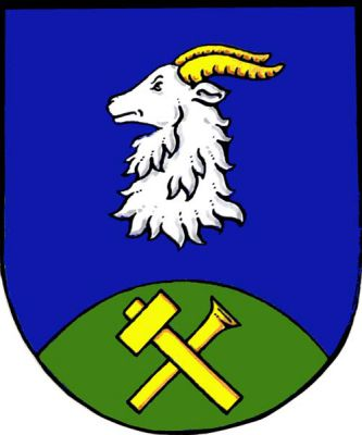 V modrém štítě nad zeleným návrším s kosmým kamenickým kladivem šikmo podloženým dlátem, obojí zlaté, stříbrná kozlí hlava s krkem se zlatou zbrojí. Znak Kozárovice