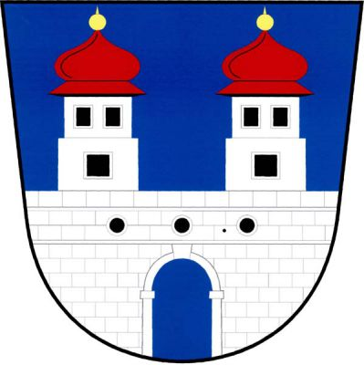 V modrém štítě stříbrná kvádrovaná hradba s prázdnou branou a třemi černými kruhovými střílnami, za ní dvě stříbrné věže se třemi (2,1) černými okny a červenými cibulovými střechami se zlatými makovicemi. Znak Kravaře