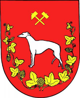 V červeném štítě stříbrný chrt mezi dvěma do oblouku položenými chmelovými stonky s listy a šišticemi, převýšený hornickými kladívky, oboje zlaté. Znak Kroučová