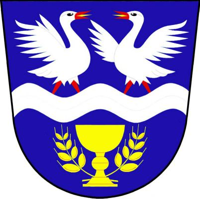 V modrém štítě ze stříbrného vlnitého břevna od nohou vyrůstají dvě přivrácené rozkřídlené stříbrné husy s červenou zbrojí a zlatými jazyky, dole kalich podložený dvěma dole zkříženými obilnými klasy do oblouku, vše zlaté. Znak Kšely