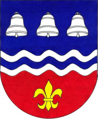Třemi vlnitými břevny_ stříbrným, modrým a stříbrným, modro-červeně dělený štít. Nahoře tři stříbrné zvony, dole zlatá lilie. Znak Libomyšl