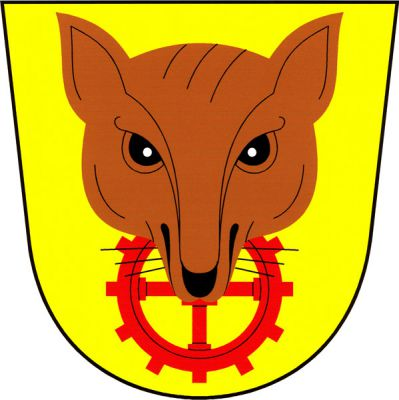 Ve zlatém štítě čelně hledící hlava lišky přirozené barvy, držící v tlamě červené palečné kolo. Znak Lisov