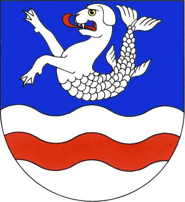 V modro-stříbrně vlnitě děleném štítě nahoře stříbrný mořský pes s červeným jazykem, dole červené vlnité břevno. Znak Lukavice