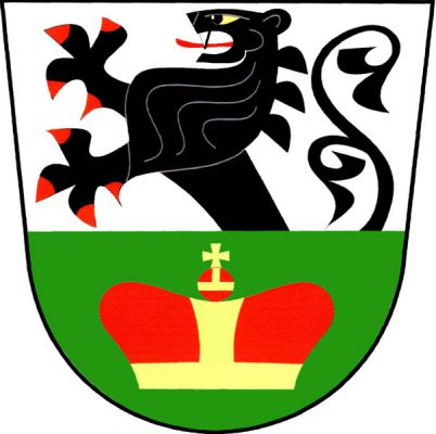 Ve stříbrno-zeleně děleném štítě nahoře vyrůstající černý lev s červenou zbrojí a jazykem, dole knížecí čepice zdobená jablkem s křížkem. Znak Lukovany