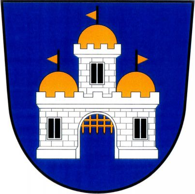 V modrém štítě volná stříbrná kvádrovaná hradba s cimbuřím, s prázdnou branou s vytaženou zlatou mříží a se dvěma černými okny po stranách. Z hradby mezi dvěma zlatými kopulemi vyniká stříbrná kvádrovaná věž s cimbuřím, černým oknem a zlatou kopulí. Na kopulích na černých žerdích zlaté trojúhelníkové praporky, levý vlající doleva. Znak Městečko Trnávka