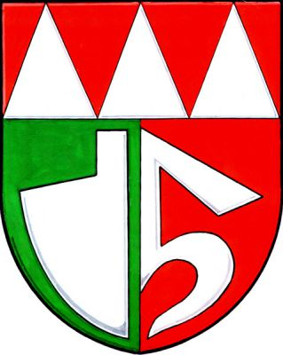 V zeleno-červeně polceném štítě pod červenou hlavou se třemi kužely vpravo radlice, vlevo vyniká půl zavinuté střely, vše stříbrné. Znak Mladějovice