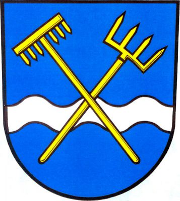 V modrém štítě se stříbrným vlnitým břevnem šikmo položené vidle křížem přeložené hráběmi, obojí zlaté. Znak Mokré Lazce