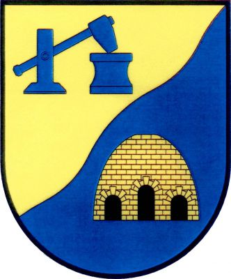 Ve zlato-modře šikmo vlnitě děleném štítě nahoře doleva obrácený modrý buchar hamru s kovadlinou, dole zlatá kvádrovaná kolomazná pec se třemi černými otvory, prostředním větším. Znak Mokrovraty