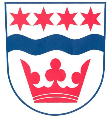 Ve stříbrném štítě zvýšené modré vlnité břevno provázené nahoře čtyřmi hvězdami a dole korunou, vše červené. Znak Nebanice