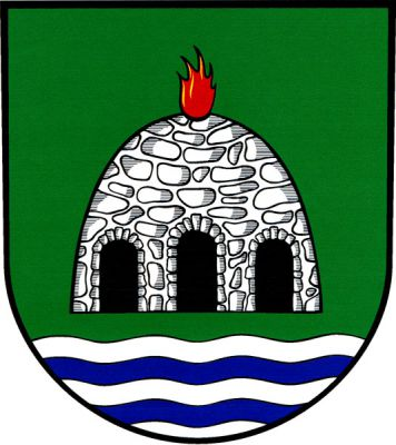 V zeleném štítě nad stříbrnou vlnitou patou se dvěma modrými vlnitými břevny, kamenná kolomazná pec přirozené barvy se třemi černými otvory a plamenem na vrcholu. Znak Nová Pec