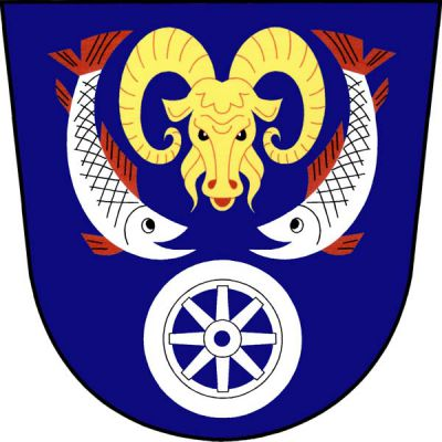 V modrém štítě nahoře čelně hledící zlatá beraní hlava provázená dvěma do oblouku dolů přivrácenými stříbrnými rybami s červenými ploutvemi, dole stříbrné vozové kolo. Znak Nová Ves