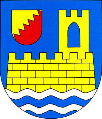 V modrém štítě vyrůstá z vlnité, třikrát stříbrno-modře vlnitě dělené paty kvádrovaná hradba s cimbuřím, z níž vlevo vyniká věž s cimbuřím a prázdným gotickým oknem, vše zlaté. Vpravo nahoře zlato-červeně šikmo pilovitě dělený štítek. Znak Okoř